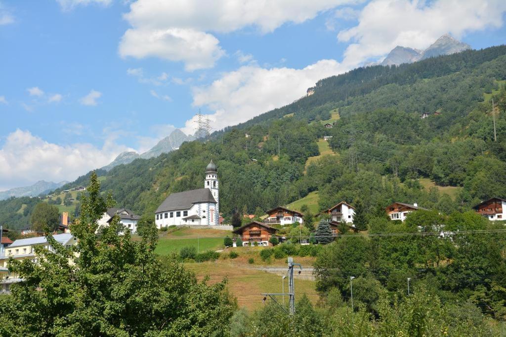 Alte Post Mit Geschichte Und Restaurant Lägenhet Tavanasa Exteriör bild