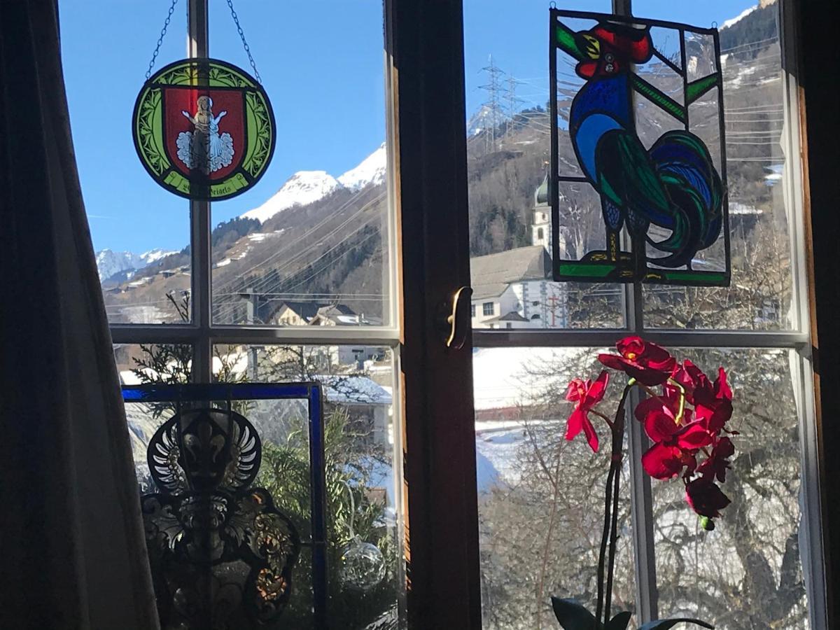 Alte Post Mit Geschichte Und Restaurant Lägenhet Tavanasa Exteriör bild