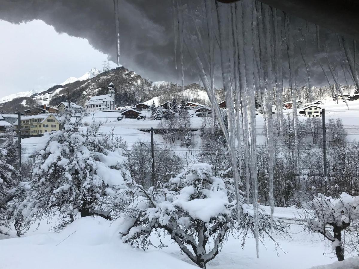 Alte Post Mit Geschichte Und Restaurant Lägenhet Tavanasa Exteriör bild