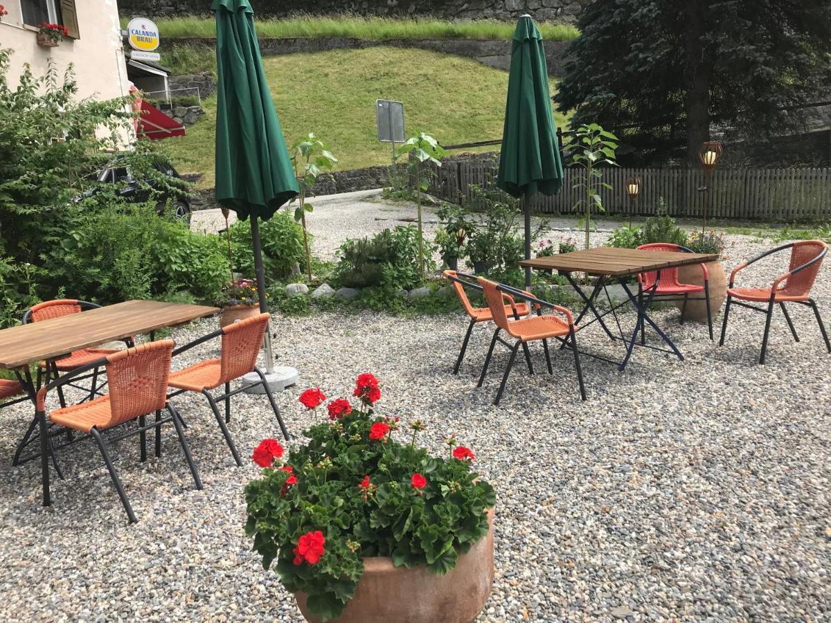 Alte Post Mit Geschichte Und Restaurant Lägenhet Tavanasa Exteriör bild
