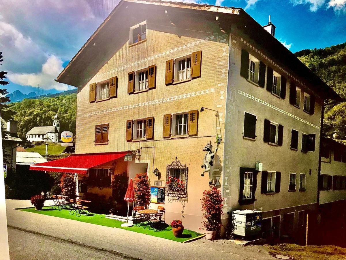 Alte Post Mit Geschichte Und Restaurant Lägenhet Tavanasa Exteriör bild